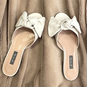 SJP Bow Flat Slide Sandal size 7.5